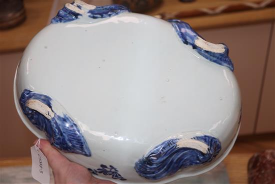 An 18th century Chinese export blue and white bowl L.31cm